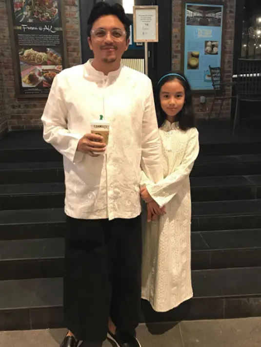 Engku Emran seorang pria berdarah Melayu, Tiongkok, dan India. Ia merupakan Chief Executive Officer (CEO) sebuah perusahaan media yakni TV Synergy Sdn Bhd dan Chief Operating Officer (COO) Suria FM. (instagram/iamkumbre)