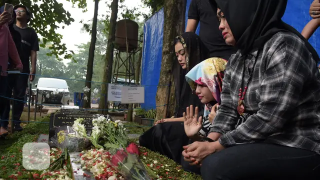 [Bintang] Keluarga di Makam di Julia Perez