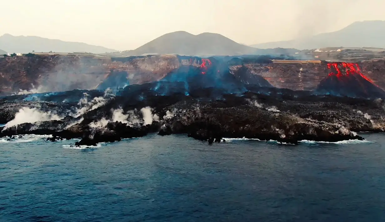 Pengambilan gambar dari video menunjukkan pentauan udara dari kapal oseanografi Ramon Margalef (IEO) dari delta yang terbentuk di pantai dari lava gunung berapi Cumbre Vieja, di Pulau Canary La Palma (4/10/2021). (Handout/IEO-CSIC Spanish Institute of Oceanography/AFP)