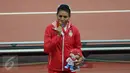 Atlet lompat jauh Indonesia, Maria Londa berhasil meraih emas di nomor lompat jauh putri SEA Games 2015 di National Stadium, Singapura, Rabu (10/6/2015). Maria mencium medali usai pengalungan. (Liputan6.com/Helmi Fithriansyah)