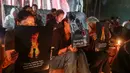 Sejumlah poster yang dibawa simpatisan masyarakat turut mewarnai aksi solidaritas dan doa bersama untuk korban kebakaran hutan dan lahan (karhutla) di Tugu Proklamasi, Jakarta, Senin malam (19/10/2026). (KLY/Budy Santoso)