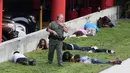 Sejumlah penumpang terbaring saat terjadi penembakan di Bandara Fort Lauderdale, Florida, AS (6/1). Peristiwa penembakan terjadi di tempat pengambilan bagasi bandara di Terminal 2. (Mike Stocker/South Florida Sun-Sentinel via AP)