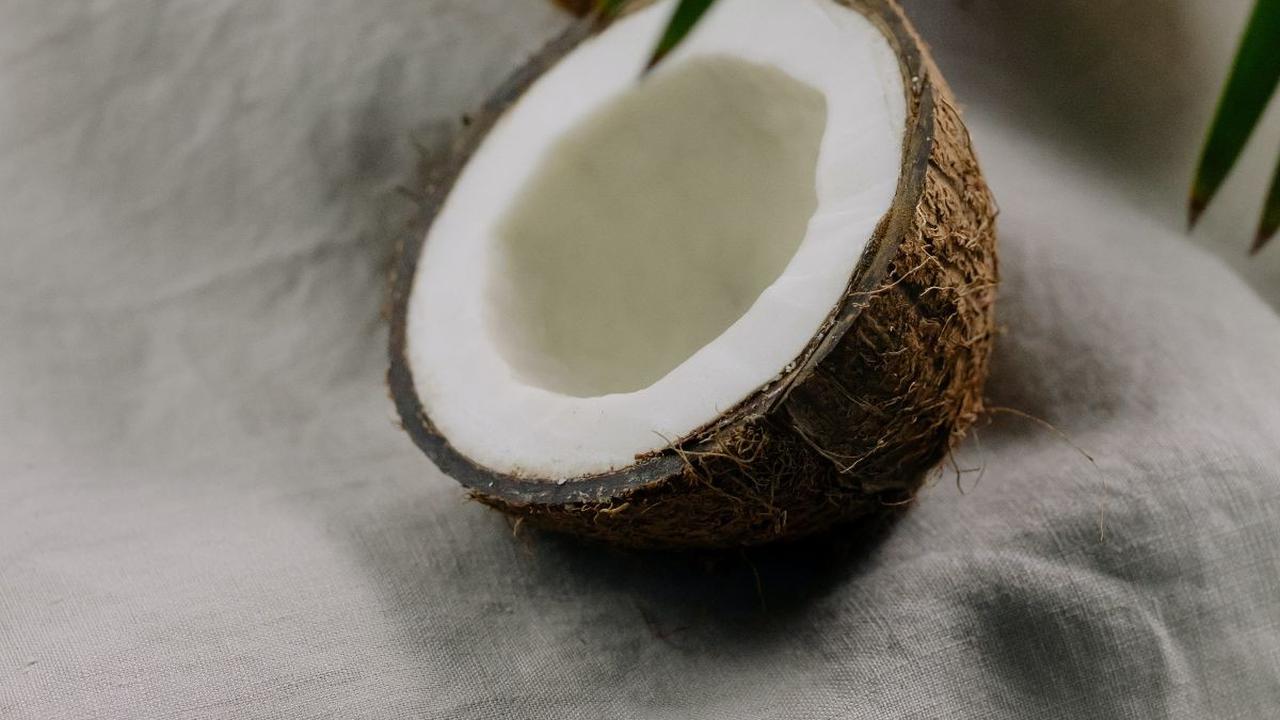 Keunikan masakan Indonesia memang tak pernah ada matinya. Aneka ragam masakan tradisionalnya telah diakui dan populer secara internasional. Salah satu masakan unik khas Indonesia adalah serundeng. Terbuat dari parutan buah kelapa yang dimasak dengan aneka