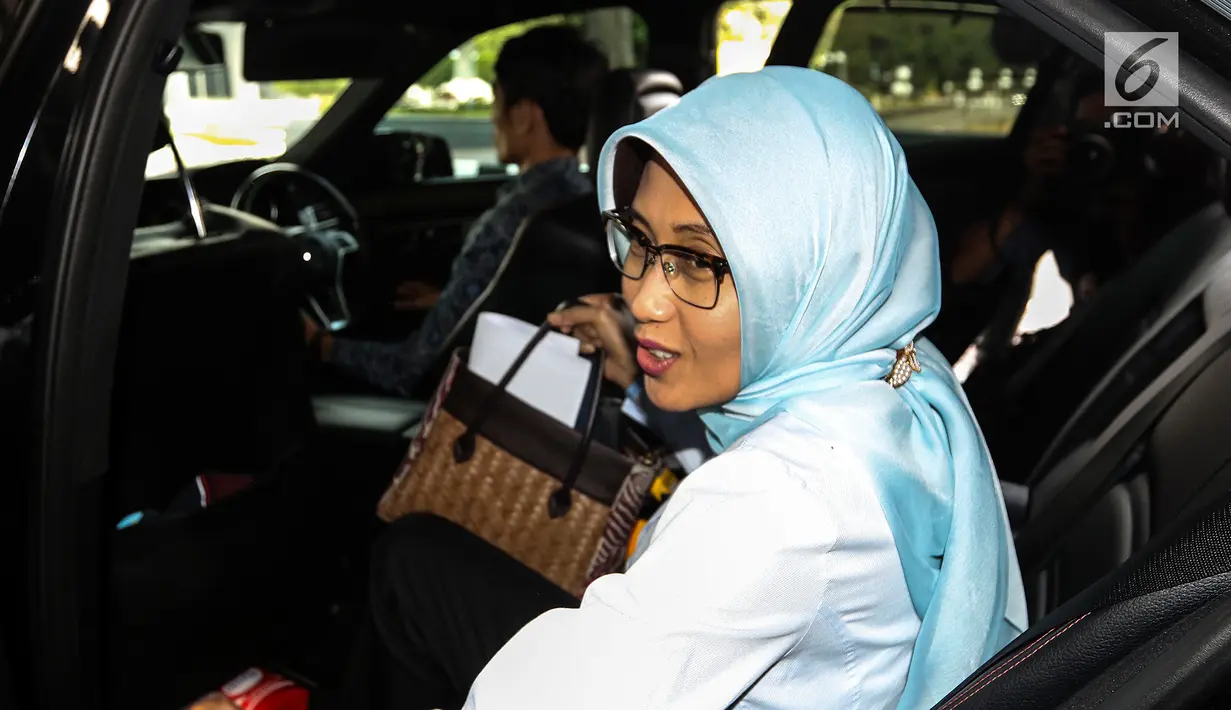 Plt Dirut PLN (Persero) Sripeni Inten Cahyani usai bertemu Komisi VII DPR di Kompleks Parlemen, Senayan, Jakarta, Selasa (6/8/2019). Rapat Komisi VII DPR dengan PT PLN (Persero) terkait pemadaman listrik berlangsung tertutup. (Liputan6.com/JohanTallo)
