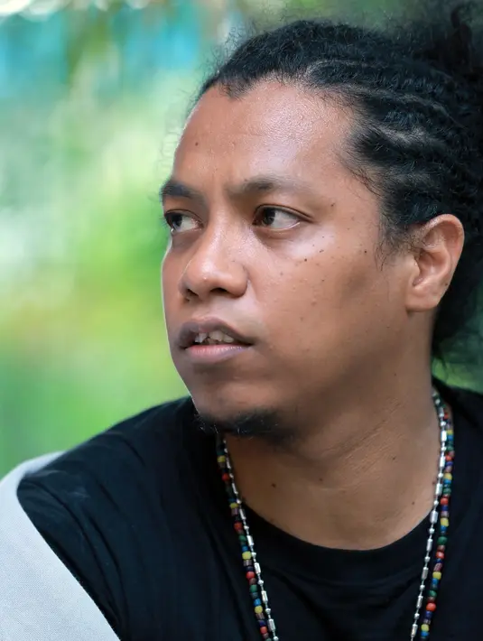 "Di film, dalam berperan saya selalu ambil dari 2 sisi. Sisi ketertinggalannya, sama upaya dan tekad kami untuk terus maju. Saya pikir sih di film ini ada dua-duanya," ucap Arie Kriting. (Adrian Putra/Bintang.com)