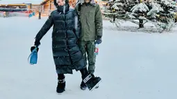 Momen kebersamaan keduanya diabadikan dalam sejumlah potret yang dibagikan Rossa di media sosial. Dalam salah satu foto, mereka tampak kompak mengenakan jaket tebal di tengah hamparan salju putih dengan latar pohon Natal raksasa. Senyum hangat Rossa dan tatapan tenang Rizky memancarkan kebahagiaan di tengah suasana musim dingin yang magis. (Liputan6.com/IG/@itsrossa910)