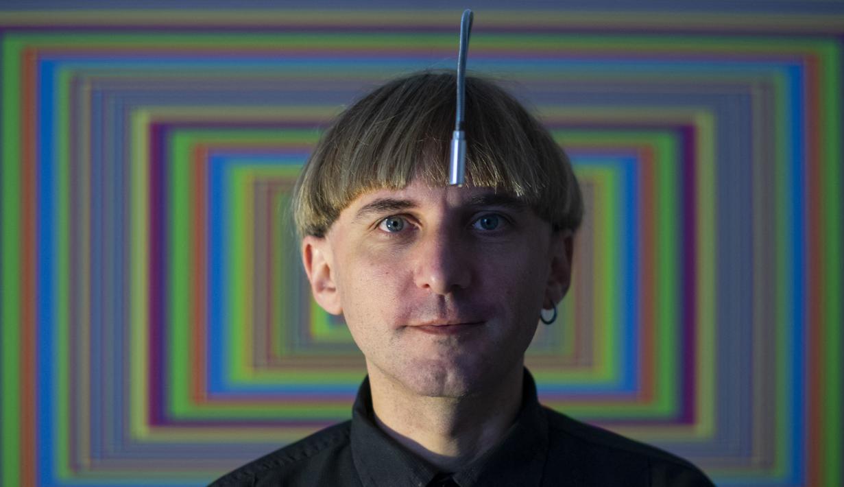 FOTO: Sosok Neil Harbisson, Pria dengan Antena yang Tertanam di Kepala