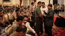 Panglima TNI Jenderal Gatot Nurmantyo berbincang dengan Kepala BNN, Budi Waseso dan Seskab Pramono Anung saat hadir dalam rakor dengan Pangdam-Kapolda serta perwira tinggi TNI-Polri di Jakarta, Senin (24/10). (Liputan6.com/Faizal Fanani)