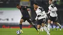 Striker Manchester City, Gabriel Jesus, berusaha melewati pemain Fulham, Kenny Tete, pada laga Liga Inggris di Stadion Craven Cottage, Sabtu (14/3/2021). City menang dengan skor 3-0. (Justin Setterfield/Pool via AP)