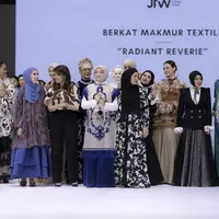 Heaven Lights, Artkea Colours, dan Ayu Dyah Andari, hadirkan koleksi fashion inovatif di panggung JFW 2025.