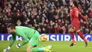 Gelandang Liverpool, Mohamed Salah, merayakan gol yang dicetaknya ke gawang Newcastle pada laga Premier League di Stadion Anfield, Liverpool, Rabu (26/12). Liverpool menang 4-0 atas Newcastle. (AP/Jon Super)