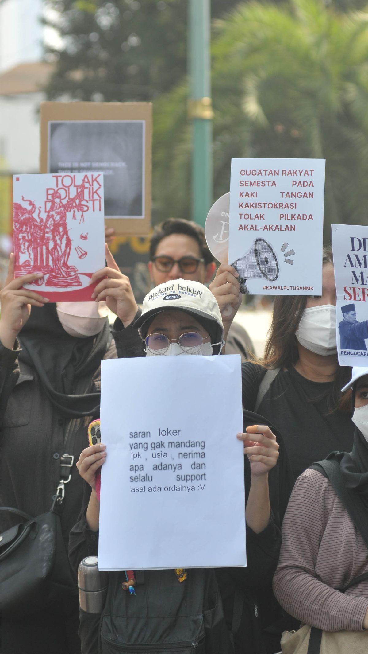 Dalam aksinya, demonstran menuntut KPU untuk mematuhi putusan Mahkamah Konstitusi (MK) terkait syarat usia calon kepala daerah dan ambang batas (threshold) pencalonan di Pilkada 2024.&nbsp;Foto: Merdeka.com/Imam Buhori