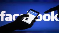 Seorang pengguna smartphone memperlihatkan aplikasi Facebook pada ponselnya (Foto: Reuters/Dado Ruvic)