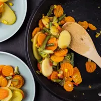 Ilustrasi Sayur Digoreng (Photo by Mateusz Feliksik on Unsplash)