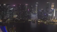 Cakrawala kota Singapura yang diselimuti oleh kabut asap (18/9/2019). Kabut asap dari kebakaran hutan Indonesia menutup ribuan sekolah dan membuat kualitas udara memburuk jelang F1 GP Singapura 2019. (AFP Photo/Mladen Antonov)