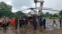 Helikopter BNPB NTT bawah bantuan logistik penanggualangan covid 19, mendarat di lapangan umum Kota Baru. (Liputan6.com/Dionisius Wilibardus)