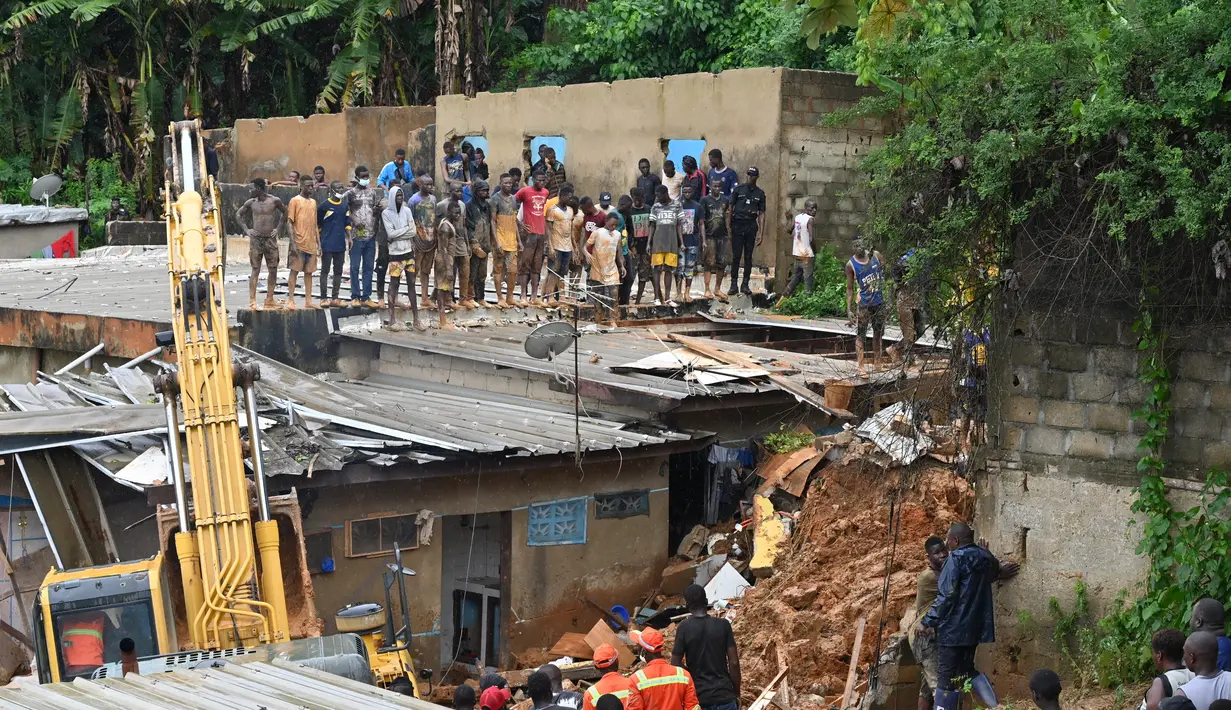 Warga melihat tempat di mana tim penyelamat mencari korban setelah rumah runtuh setelah hujan lebat di distrik Attecoube di Abidja, Pantai Gading (16/6/2022). Warga melihat tempat di mana tim penyelamat mencari korban setelah rumah runtuh setelah hujan lebat di distrik Attecoube di Abidja, Pantai Gading (16/6/2022).