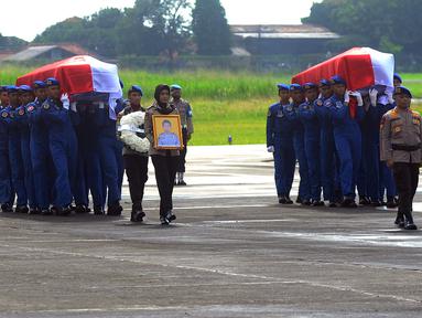 Jenazah korban jatuhnya helikopter NBO-105 milik Polri di perairan Manggar, Belitung Timur, Provinsi Kepulauan Bangka Belitung, tiba di Markas Polairud, Pondok Cabe, Tangerang Selatan, Rabu (30/11/2022). Jenazah Co Pilot Briptu M Lasminto dan Bripda Bripda M Chairul Anam rencananya akan dimakamkan di Serang dan Magetan. (merdeka.com/Arie Basuki)