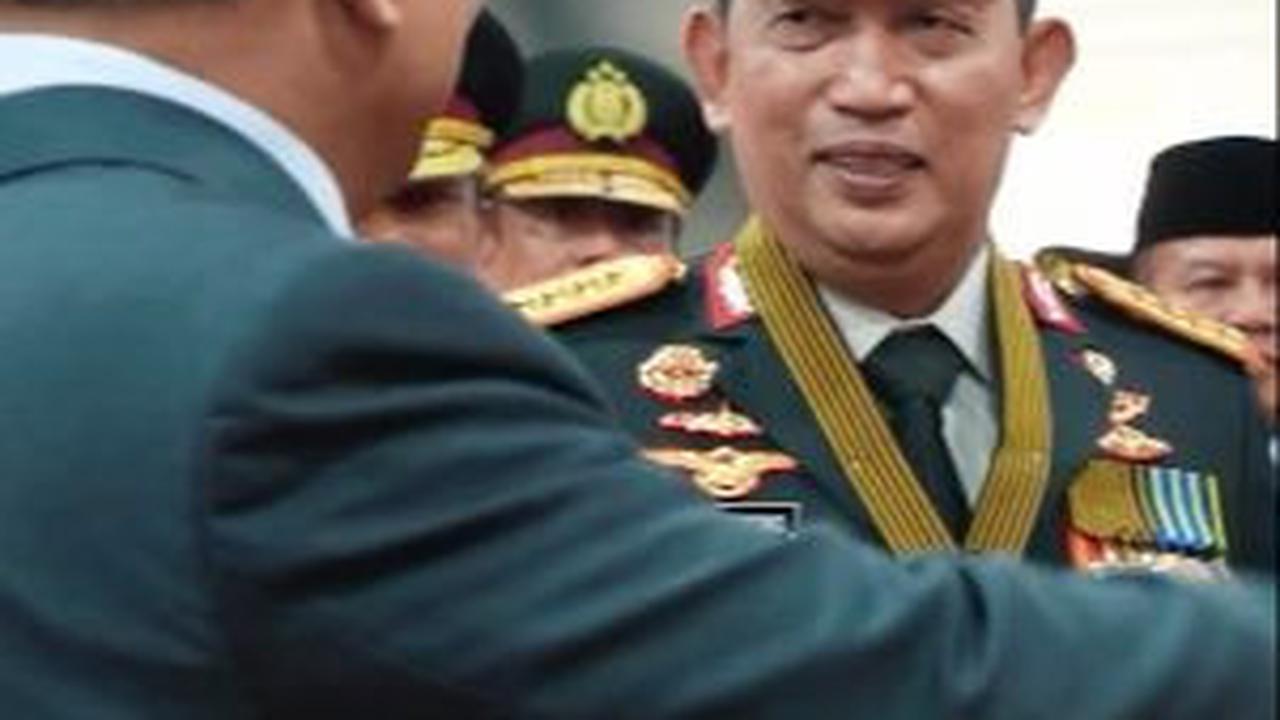 Momen Prabowo Subianto bertemu dengan Kapolri ini sontak mencuri perhatian masyarakat luas. Berbagai komentar pun membanjiri unggahan tersebut. <br>