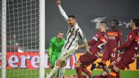 Bintang Juventus, Cristiano Ronaldo, memperlihatkan gesture kemenangan saat gawang AS Roma kebobolan dalam laga giornata 21 Serie A di Allianz Stadium, Minggu (7/2/2021) dini hari WIB. Juventus menang 2-0 dalam laga ini. (Isabella BONOTTO / AFP)