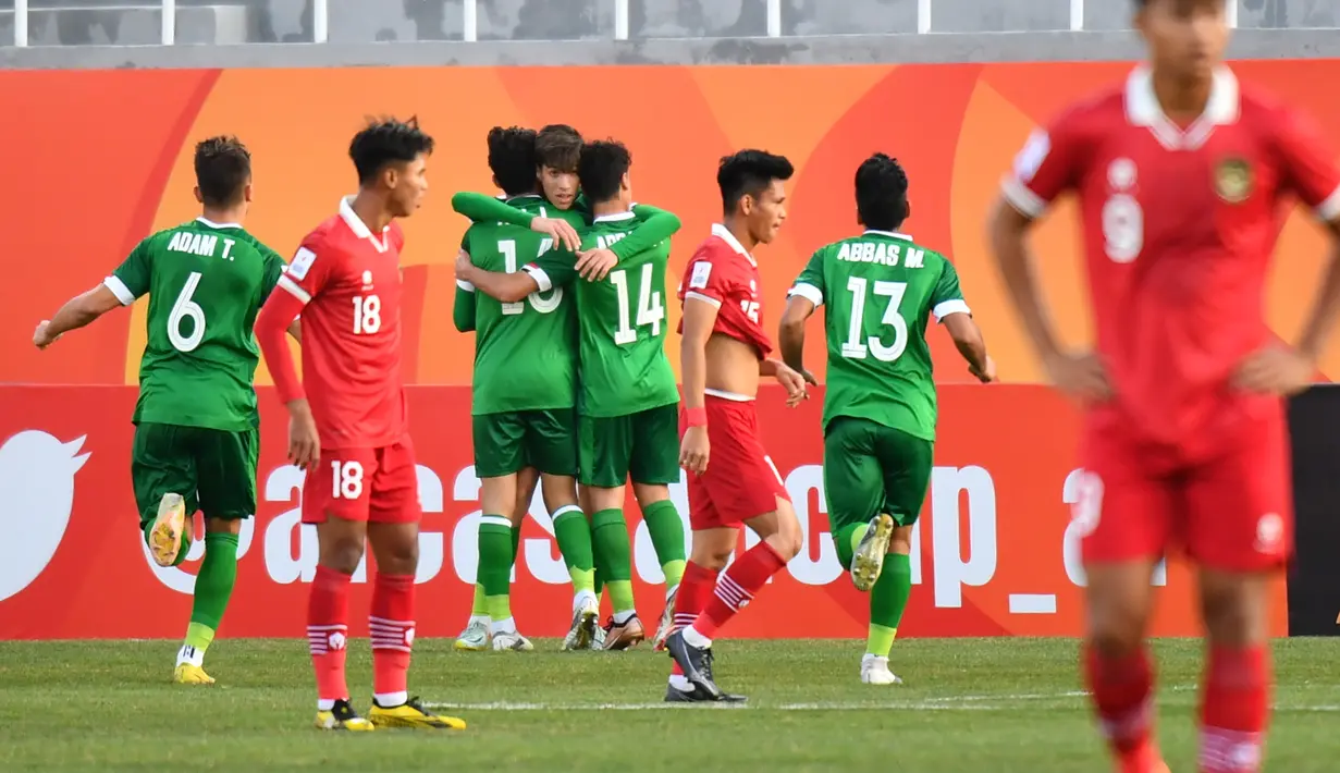 Hasil negatif diraih Timnas Indonesia U-20 pada matchday pertama Piala Asia U-20 2023 di Lokomotiv Stadium, Tashkent, Uzbekistan, Rabu (1/3/2023). Garuda Muda harus takluk 0-2 dari Irak yang merupakan pemegang lima gelar juara Piala Asia U-20. Kekalahan ini sangat disayangkan karena Hokky Caraka dkk sejatinya memiliki peluang untuk memenangkan pertandingan. Beberapa peluang matang gagal dikonversi menjadi gol di awal babak pertama. Bahkan sejak akhir babak pertama pasukan Shin Tae-yong diuntungkan dengan diusirnya satu pemain Irak akibat terkena kartu merah langsung dari wasit. Dua gol kemenangan Irak dicetak oleh Hayder Abdulkareem Tofee pada menit ke-28 dan Mohammed Jameel Al-Hasani pada masa injury time babak kedua. (the-afc.com)