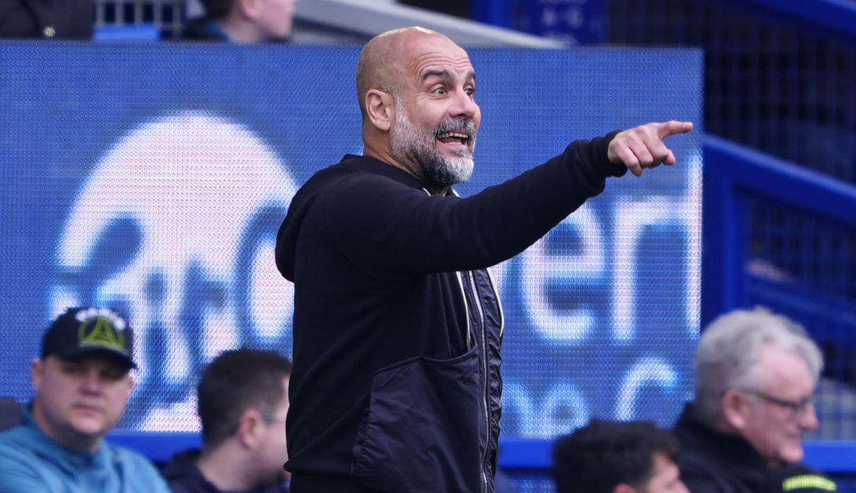 Pelatih Manchester City, Pep Guardiola memberikan arahan kepada pemainnya dalam laga lanjutan Liga Inggris 2024/2025 melawan Everton di Goodison Park, Liverpool, Inggris, Sabtu (19/04/2025) waktu setempat. (AP Photo/Peter Byrne)