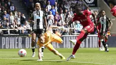 Gawang Newcastle United yang dikawal kiper Martin Dubravka (kiri) bak menjadi sasaran tembak oleh para pemain Liverpool. Dalam statistik, tercatat ada 24 percobaan dimana 10 diantaranya tepat sasaran. Namun, hanya tendangan dari Naby Keita pada menit ke-19 yang berhasil membobol gawang The Magpies. (AP/Jon Super)