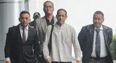 Mantan Menteri Pendidikan, Kebudayaan, Riset dan Teknologi (Mendikbudristek) Nadiem Makarim (ketiga kiri) saat tiba di area Gedung Kejaksaan Agung (Kejagung), Jakarta, Selasa (15/7/2025). (merdeka.com/Arie Basuki)