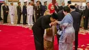Kepala Badan Pembinaan Ideologi Pancasila (BPIP) Yudian Wahyudi (kiri) menerima ucapan selamat dari Ketua Dewan Pengarah BPIP Megawati Soekarnoputri seusai dilantik di Istana Negara Jakarta, Rabu (5/2/2020). Presiden Joko Widodo resmi melantik Yudian sebagai Kepala BPIP. (Liputan6.com/Faizal Fanani)