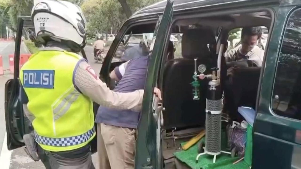 Mobil Pasien Cuci Darah Mogok di Tengah Jalan, Datang Polisi Aksinya Jadi Sorotan