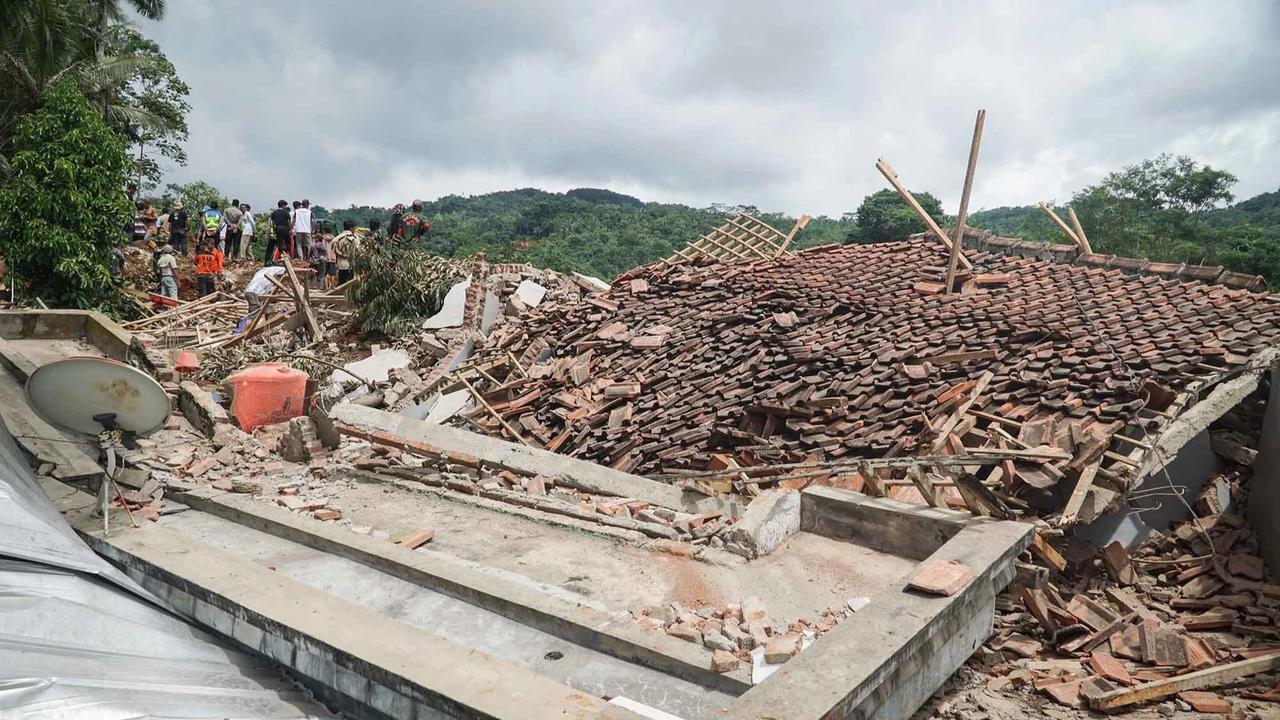 FOTO: Duka di Majenang, Longsor Telan Dua Nyawa & 21 Warga Masih Hilang