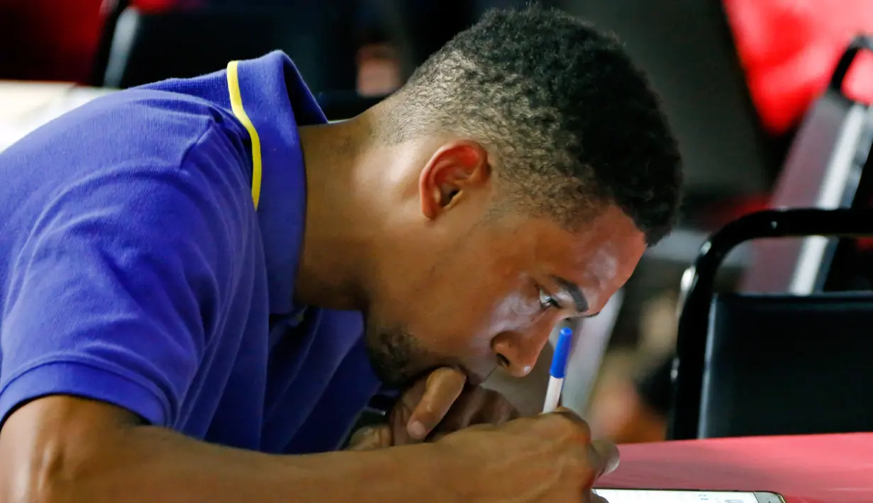 Salah satu pelamar mengisi sebuah aplikasi dari pihak PurePenn di Medical Marijuana Job Fair di McKeesport, Pennsylvania, Kamis (27/7). Awalnya perusahaan hanya membuka untuk 25 karyawan, namun berkembang menjadi 50 karyawan. (AP/Gene J. Puskar)