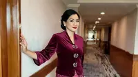 Dengan rambut disanggul, penampilan ayu Titi Kamal kian sempurna dengan rok tenun dan heels. [@titi_kamall]