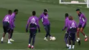 Penyerang Real Madrid, Karim Benzema (Tengah) dan rekan setimnya mengikuti sesi latihan di kompleks latihan Ciudad Real Madrid di Valdebebas, pinggiran kota Madrid, Rabu (1/3/2023). Real Madrid akan bertanding melawan Barcelona pada leg pertama semifinal Copa del Rey (Piala Raja) di di Stadion Santiago Bernabeu, Jumat 3 Maret 2023, pukul 03.00 WIB. (AFP/Pierre-Philippe Marcou)