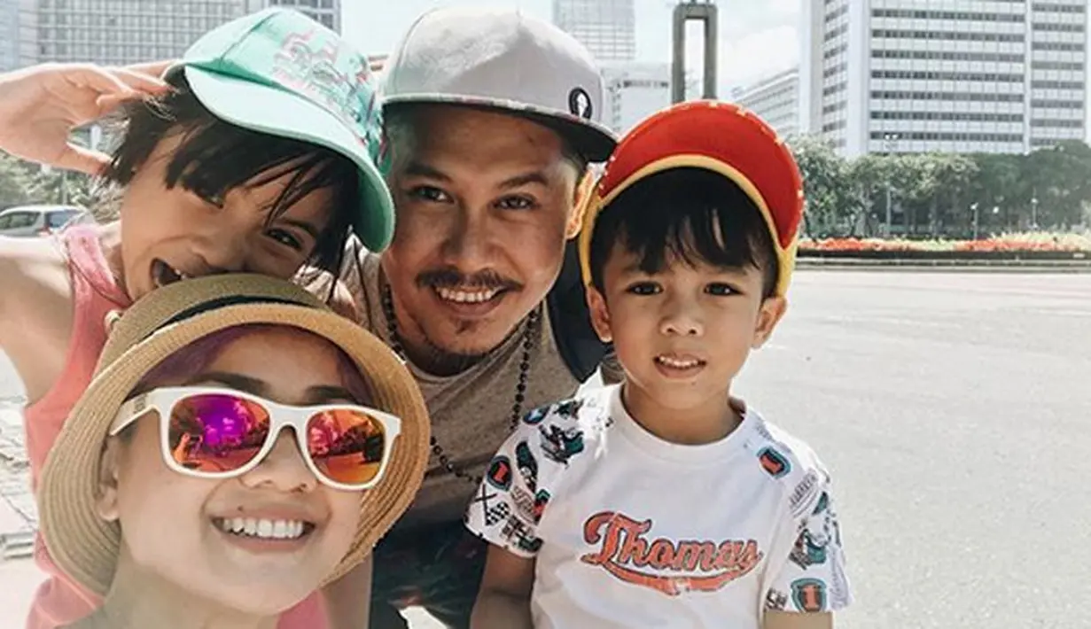 "Karena yang tahu sebenarnya kan kita sendiri," ujar perempuan kelahiran Tananarive, Madagaskar, 12 Maret 1980, baru-baru ini. (Instagram/nirinazubir_)