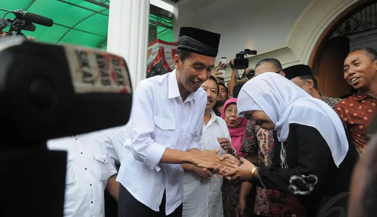 Jokowi dan Khofifah Indar Parawansa (Liputan6.com/Herman Zakharia)