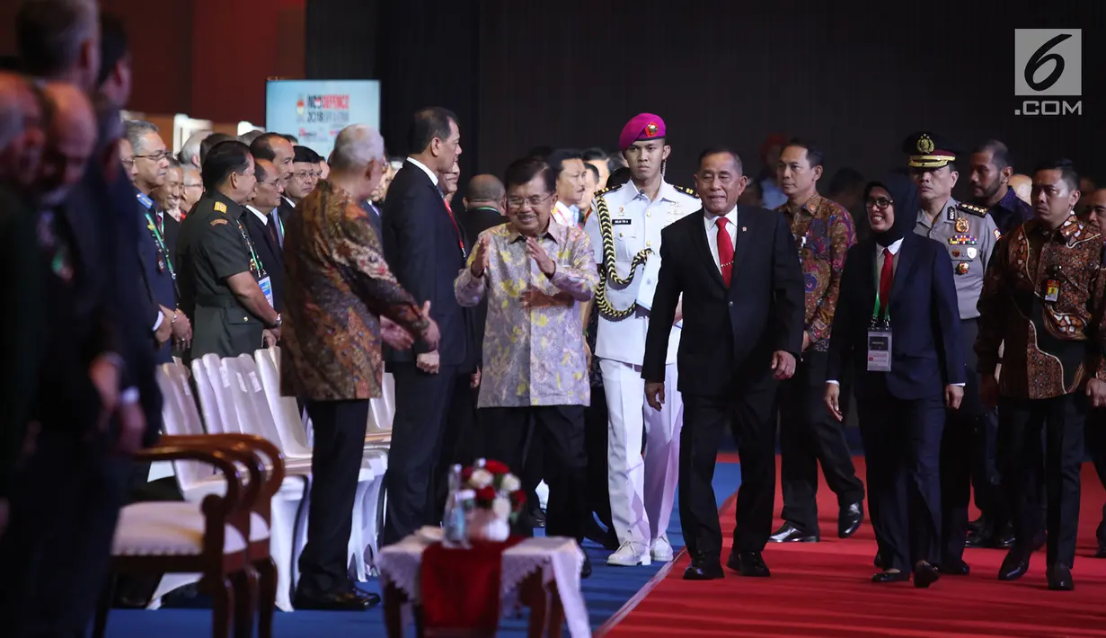 Wakil Presiden Jusuf Kalla didampingi Menteri Pertahanan Ryamizard Ryacudu tiba menghadiri pembukaan pameran Indo Defence 2018 di JiExpo and Forum, di Kemayoran, Jakarta Rabu (7/11). (Merdeka.com/Imam Buhori)