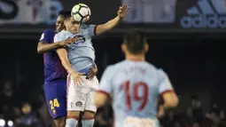 Bek Barcelona, Yerry Mina, duel udara dengan pemain Celta Vigo, Maxi Gomez, pada laga La Liga di Stadion Balaidos, Rabu (18/4/2018). Celta Vigo bermain imbang 2-2 dengan Barcelona. (AP/Lalo R. Villar)
