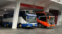 Thailand menggunakan bus baru (kiri) setelah bus pertamanya dilempari batu oleh oknum suporter di depan area SUGBK. (Liputan6.com/Melinda Indrasari)