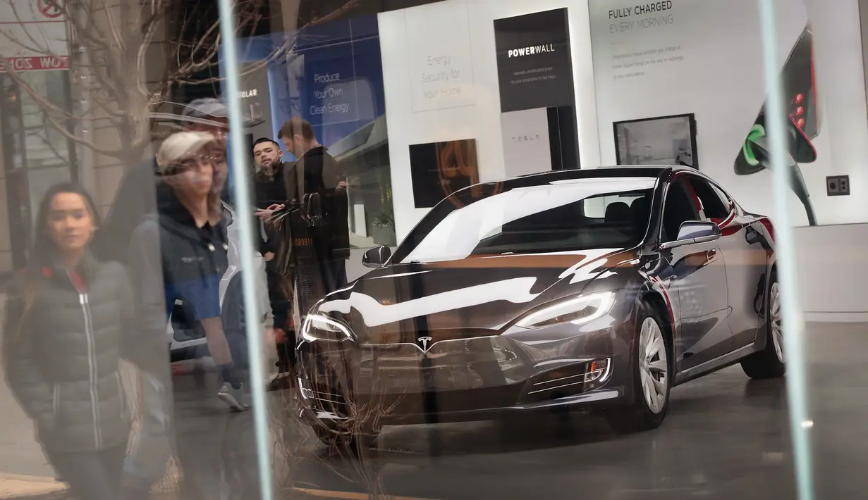 Mobil Tesla model S dipamerkan di sebuah dealer di Chicago, Illinois (30/3). Pengemudi Tesla berusia 38 tahun itu meninggal di rumah sakit terdekat tak lama setelah kecelakaan itu. (Scott Olson / Getty Images / AFP)