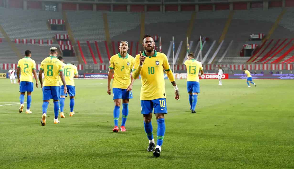 Pemain Brasil Neymar melakukan selebrasi usai mencetak gol ke gawang Peru pada pertandingan kualifikasi Piala Dunia 2022 di National Stadium, Lima, Peru, Selasa (13/10/2020). Brasil menang 4-2 dengan lewat hattrick dari Neymar. (Paolo Aguilar, Pool via AP)