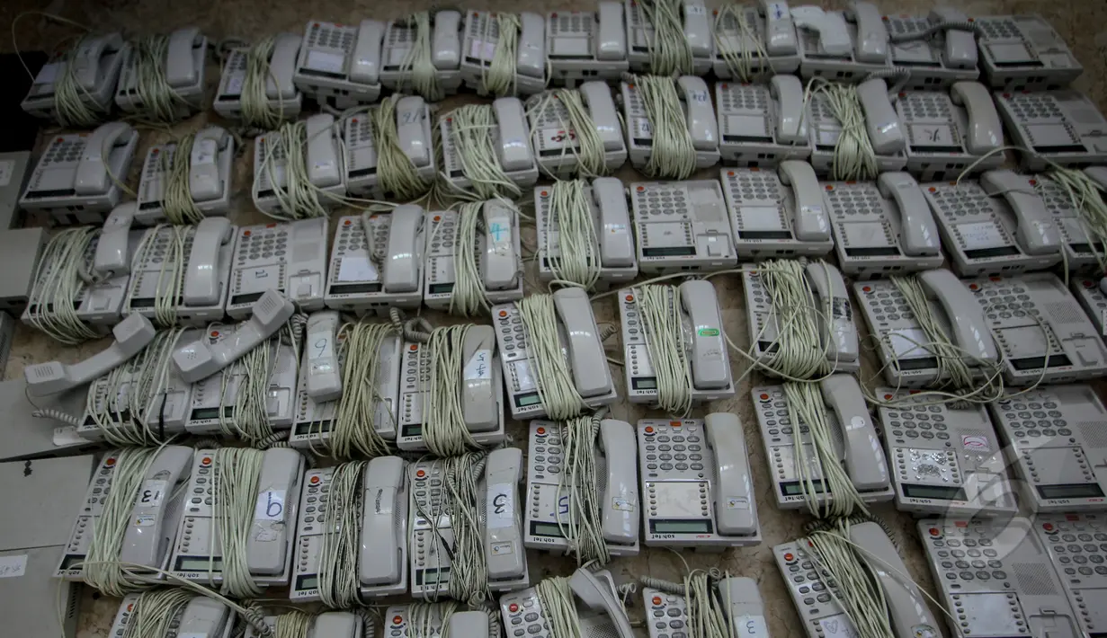 Puluhan telepon disita polisi di kawasan Cilandak Timur, Jakarta, Kamis (7/5/2015).  Telepon ini diduga digunakan untuk aksi penipuan dengan modus oleh WNA asal Tiongkok. (Liputan6.com/Faizal Fanani)
