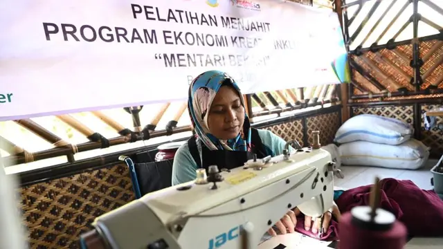 UMKM Sahabat Sandi memberikan bantuan mesin jahit obras benang kepada komunitas Anggrek Karya Cacat Berkreasi (KCB). Diharapkan para penyandang disabilitas dapat memanfaatkan program pelatihan dengan baik dan bisa mandiri (Istimewa)