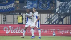 Dua pemain asing Persib Bandung, Balsa Sekulic (kanan) dan Uilliam Barros (kiri) merayakan gol tunggal yang membawa Maung Bandung mengalahkan DPMM FC Brunei Darussalam pada laga kedua Grup A Piala Presiden 2026 di Stadion Si Jalak Harupat, Soreang, Kabupaten Bandung, Selasa (28/7/2026). Gol perdana Balsa Sekulic pada menit ke-74 memastikan kemenangan 1-0 sekaligus mengantar Persib meraih kemenangan kedua beruntun dan mengunci tiket ke babak semifinal. (Bola.com/Erwin Snaz)