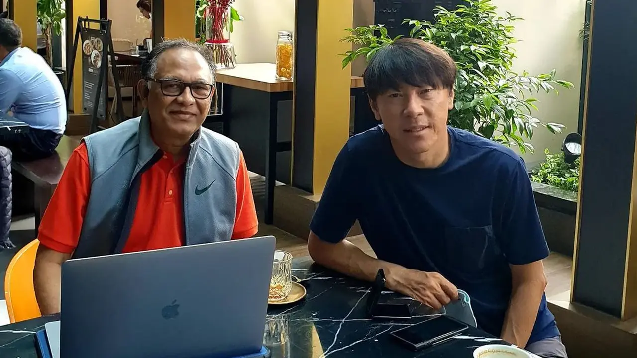 Anggota Komite Eksekutif (Exco) PSSI, Hasani Abdulgani bertemu dengan pelatih Timnas Indonesia, Shin Tae-yong.