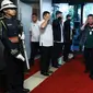 Presiden Filipina Rodrigo Duterte (tengah) memberikan penghormatan saat tiba di Istana Presiden Malacanang, Manila, Kamis (12/3/2020). Filipina mengumumkan lockdown untuk Kota Manila demi mencegah penyebaran virus corona COVID-19. (Simeon Celi Jr./Divisi Fotografer Presidensial Malacanang via AP)