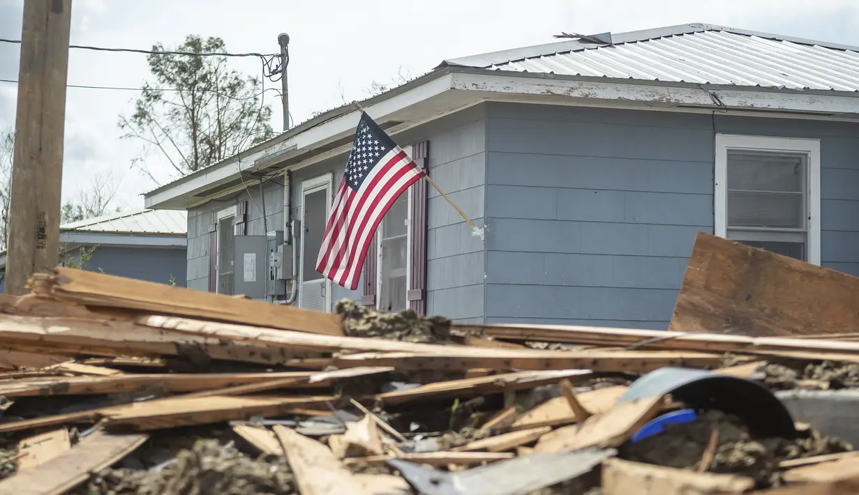 Kerusakan akibat Badai Ida di Houma, Louisiana, Senin (30/8/2021). Badai Ida ini sebagai salah satu badai paling kuat yang pernah melanda Amerika Serikat.  (Scott Clause/The Daily Advertiser via AP)