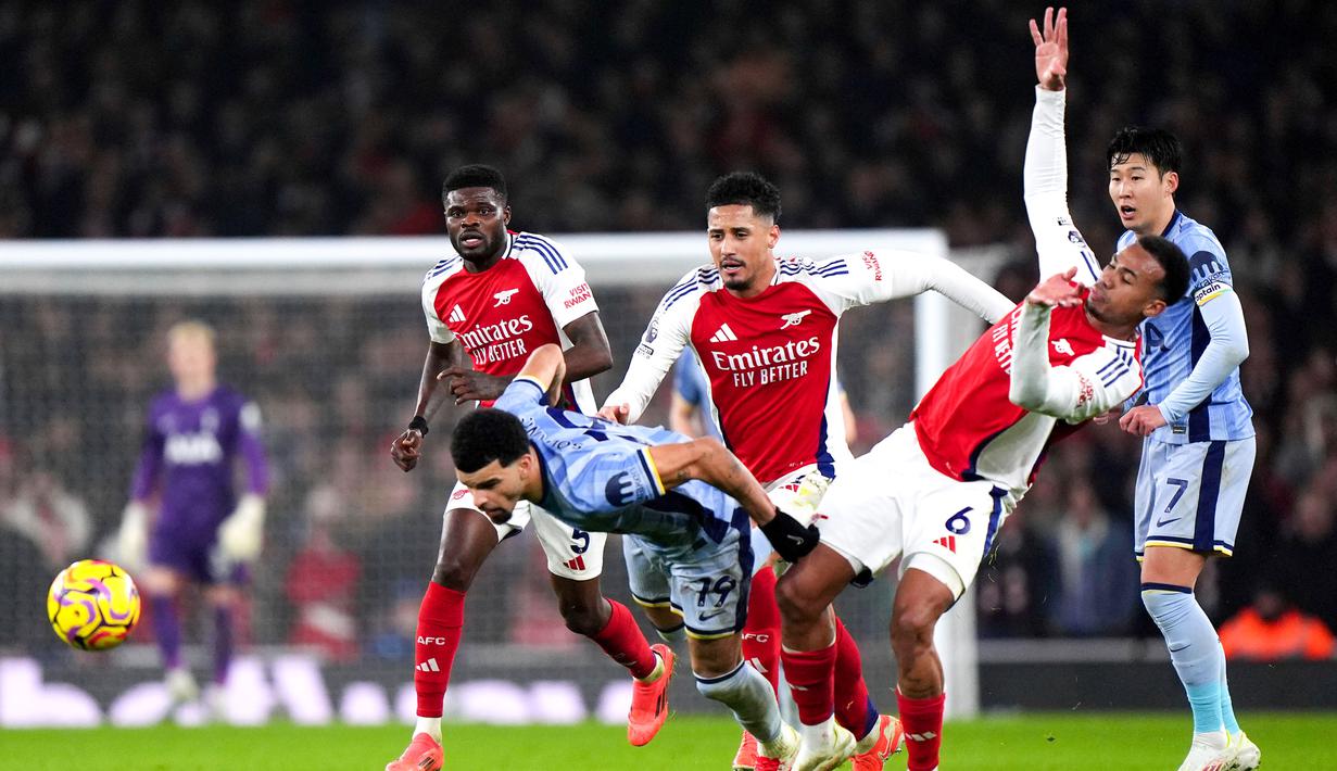 Tuan rumah berbalik unggul berkat gol-gol yang lahir dari bunuh diri Dominic Solanke serta tembakan Leandro Trossard. (Bradley Collyer/PA via AP)