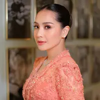 Lihat di sini tampilan elegan khas ibu pejabat Nagita Slavina dampingi Raffi Ahmad yang dilantik jadi utusan khusus Prabowo. [@marlenehariman].