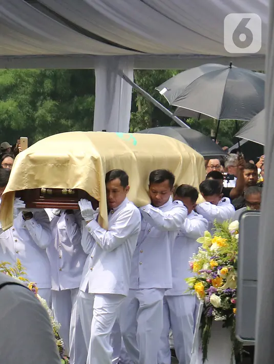 Kerabat menggotong peti jenazah Chairman dan Founder Grup Ciputra Dr (HC), Almarhum Ir. Ciputra saat prosesi pemakaman di Jonggol, Bogor, Kamis (5/12/2019). Ciputra meninggal dunia dalam usia 88 tahun di rumah sakit di Singapura pada 27 November 2019 lalu. (Liputan6.com/Herman Zakharia)